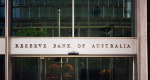 RBA mantendría la tasa de efectivo mientras su tono restrictivo sostiene al dólar australiano